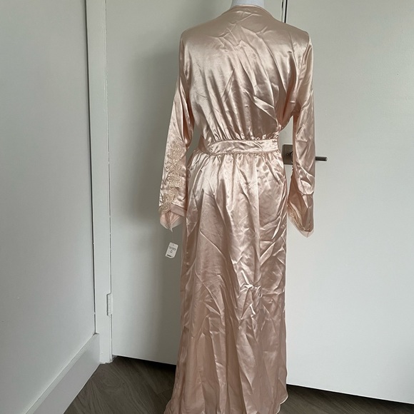 Peach Flora Nikrooz Color Sleep Robe Silk Like Material - Picture 2 of 7